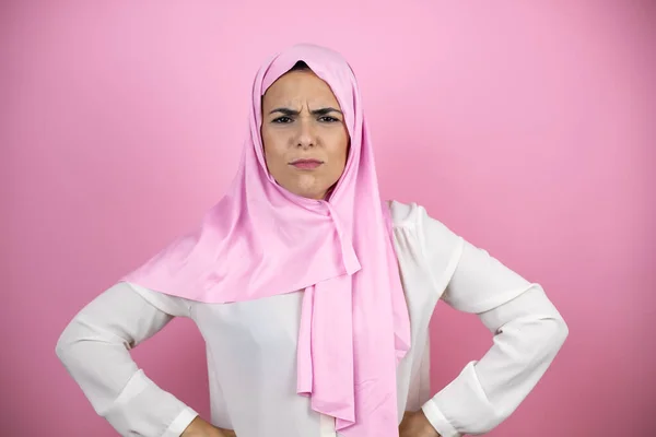 Jonge Mooie Arabische Vrouw Draagt Islamitische Hijab Geïsoleerde Roze Achtergrond — Stockfoto