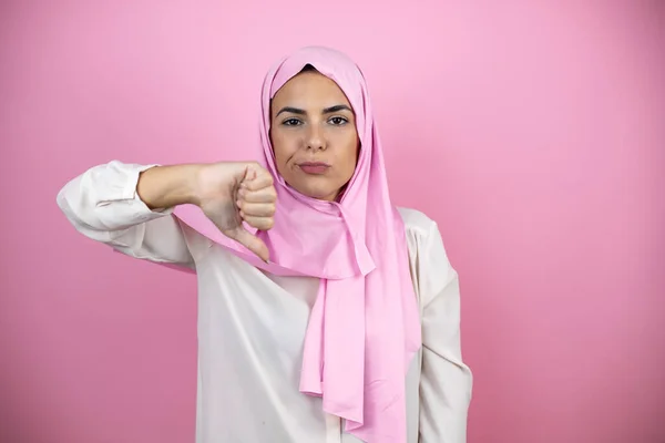 Jovem Bela Mulher Árabe Vestindo Hijab Islâmico Sobre Fundo Rosa — Fotografia de Stock