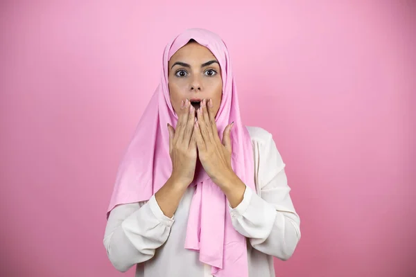 Jovem Bela Mulher Árabe Vestindo Hijab Islâmico Sobre Fundo Rosa — Fotografia de Stock