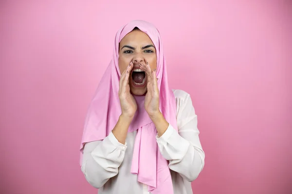Jovem Bela Mulher Árabe Vestindo Hijab Islâmico Sobre Isolado Fundo — Fotografia de Stock
