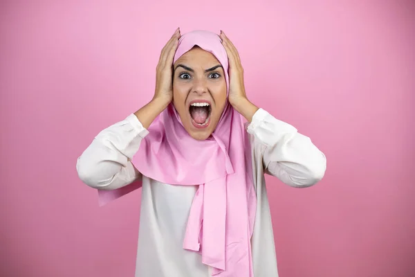 Jonge Mooie Arabische Vrouw Dragen Islamitische Hijab Geïsoleerde Roze Achtergrond — Stockfoto