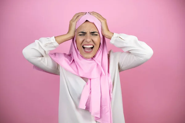 Jonge Mooie Arabische Vrouw Draagt Islamitische Hijab Geïsoleerde Roze Achtergrond — Stockfoto