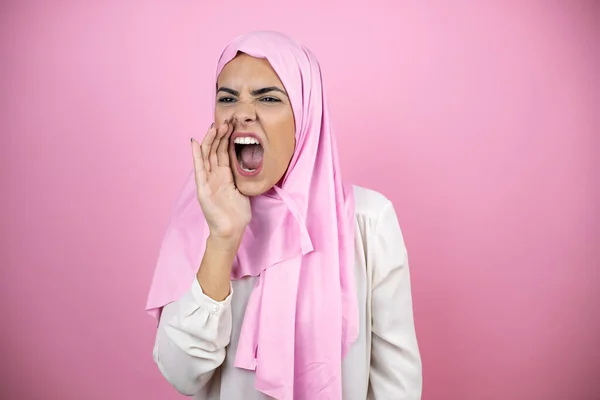 Junge Schöne Arabische Frau Trägt Islamischen Hijab Über Isoliertem Rosa — Stockfoto