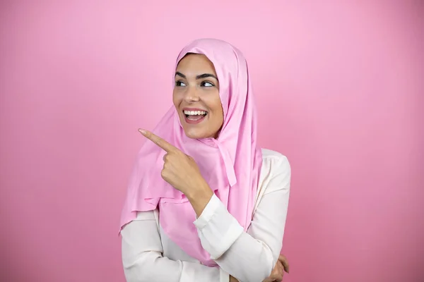 Jonge Mooie Arabische Vrouw Dragen Islamitische Hijab Geïsoleerde Roze Achtergrond — Stockfoto