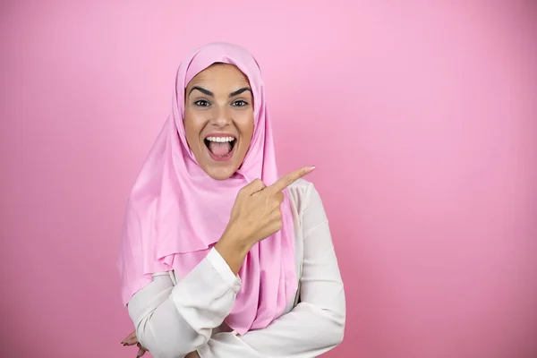 Jonge Mooie Arabische Vrouw Dragen Islamitische Hijab Geïsoleerde Roze Achtergrond — Stockfoto