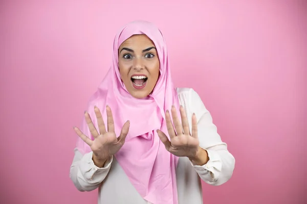Junge Schöne Arabische Frau Die Islamischen Hidschab Über Isoliertem Rosa — Stockfoto