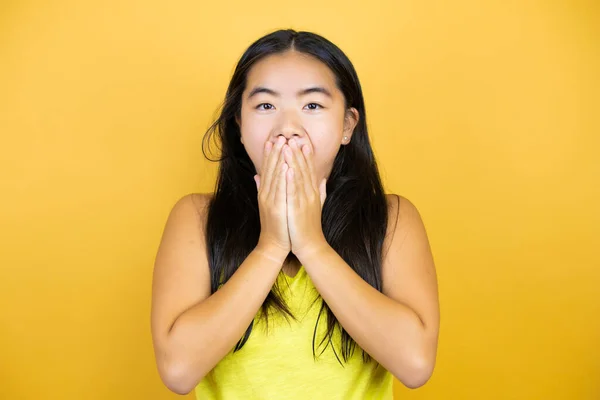 Jovem Bela Mulher Asiática Sobre Amarelo Isolado Fundo Com Mãos — Fotografia de Stock