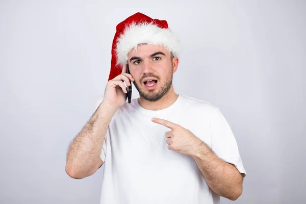 Joven Hombre Guapo Con Sombrero Santa Sobre Fondo Blanco Sonriendo — Foto de Stock