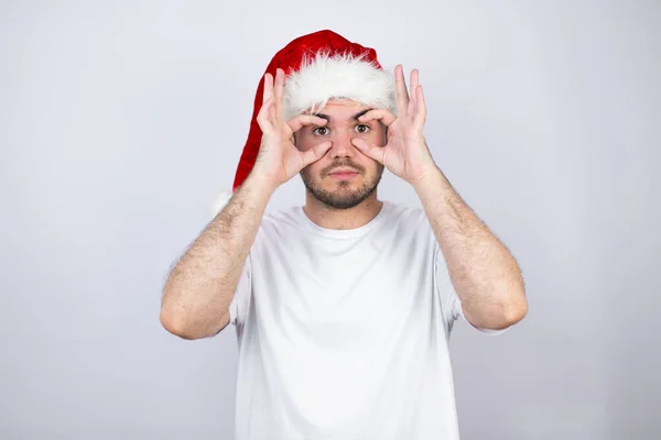 Joven Hombre Guapo Con Sombrero Santa Sobre Fondo Blanco Tratando — Foto de Stock