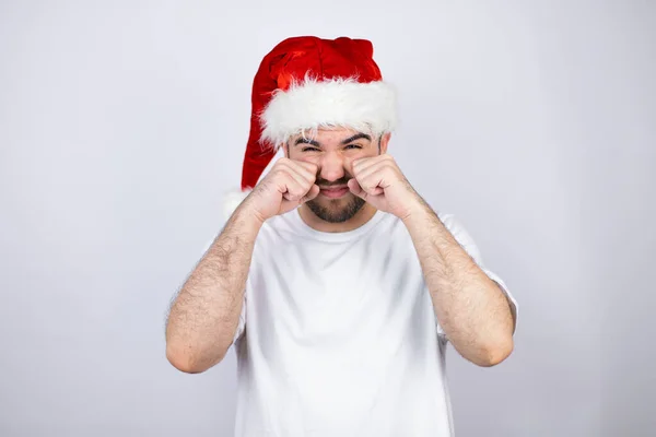 Joven Hombre Guapo Vistiendo Sombrero Santa Sobre Fondo Blanco Deprimido — Foto de Stock