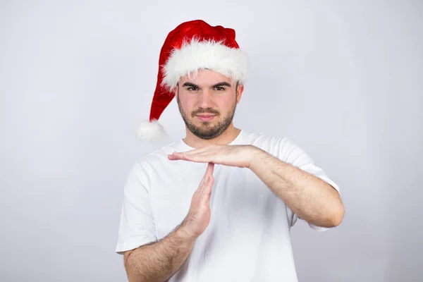 Jonge Knappe Man Draagt Een Kerstman Hoed Witte Achtergrond Doen — Stockfoto