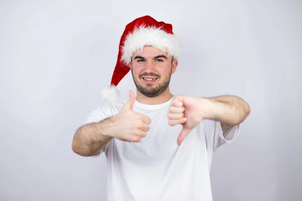 Jovem Bonitão Vestindo Chapéu Papai Noel Sobre Fundo Branco Fazendo — Fotografia de Stock