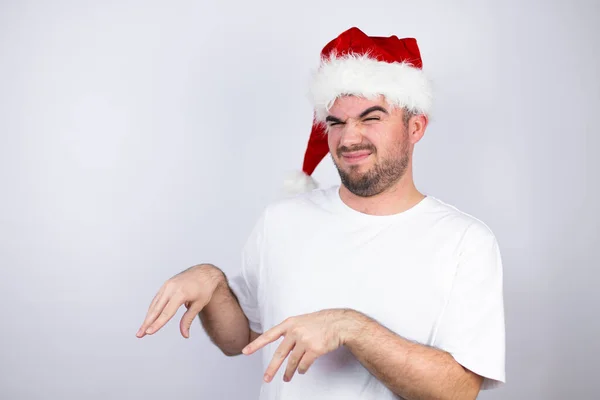 Jovem Homem Bonito Vestindo Chapéu Papai Noel Sobre Fundo Branco — Fotografia de Stock