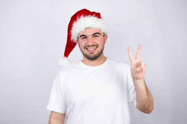 Jonge Knappe Man Draagt Een Santa Hoed Witte Achtergrond Tonen — Stockfoto