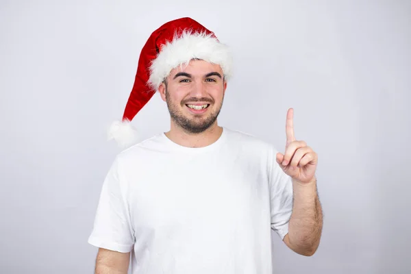 Joven Hombre Guapo Con Sombrero Santa Sobre Fondo Blanco Que — Foto de Stock