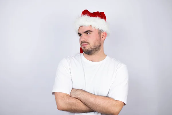 Jonge Knappe Man Draagt Een Santa Hoed Witte Achtergrond Denken — Stockfoto