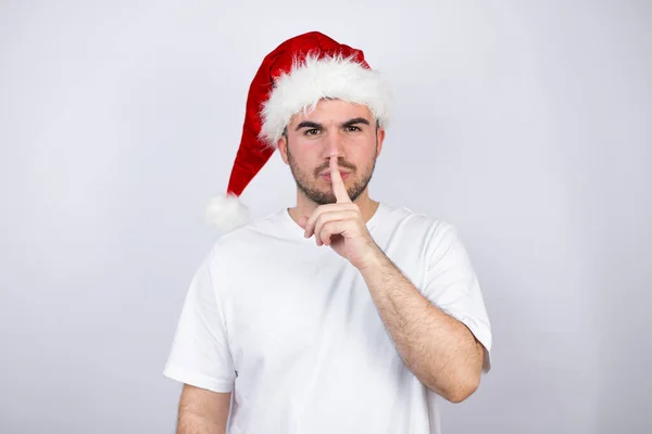 Joven Hombre Guapo Con Sombrero Santa Sobre Fondo Blanco Pidiendo — Foto de Stock