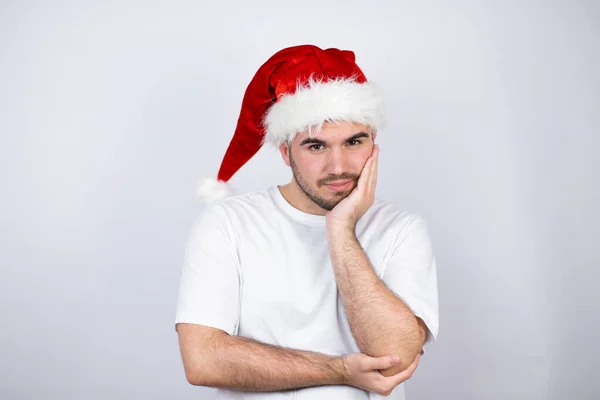 Joven Hombre Guapo Con Sombrero Santa Sobre Fondo Blanco Pensando — Foto de Stock