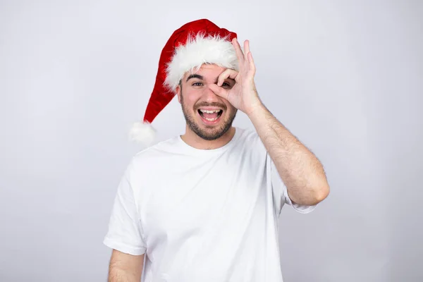 Jeune Bel Homme Portant Chapeau Père Noël Sur Fond Blanc — Photo