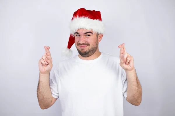 Joven Hombre Guapo Con Sombrero Santa Sobre Fondo Blanco Gesto — Foto de Stock