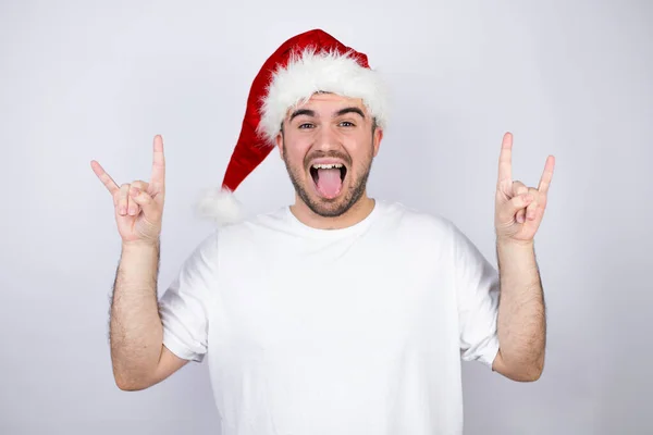 Joven Hombre Guapo Con Sombrero Santa Sobre Fondo Blanco Gritando — Foto de Stock