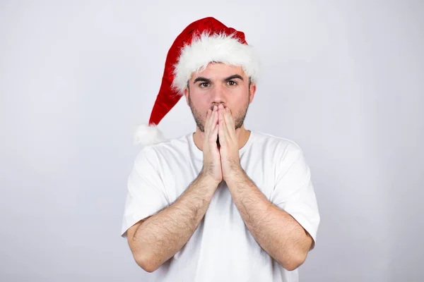 Joven Hombre Guapo Con Sombrero Santa Sobre Fondo Blanco Con — Foto de Stock