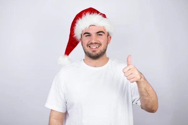 Joven Hombre Guapo Con Sombrero Santa Sobre Fondo Blanco Sonriendo — Foto de Stock