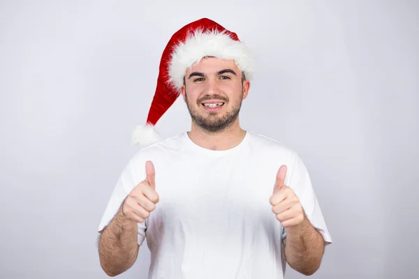 Joven Hombre Guapo Con Sombrero Santa Sobre Fondo Blanco Sonriendo — Foto de Stock
