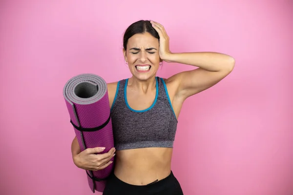 Jonge Mooie Vrouw Draagt Sportkleding Geïsoleerde Roze Achtergrond Lijdt Aan — Stockfoto