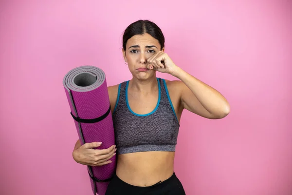 Jonge Mooie Vrouw Dragen Sportkleding Geïsoleerde Roze Achtergrond Depressief Zorgen — Stockfoto