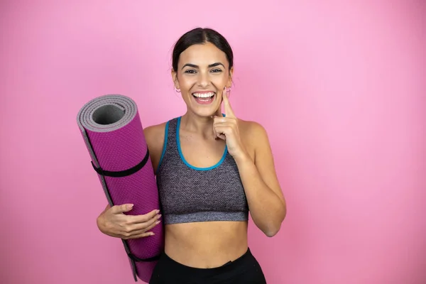 Jonge Mooie Vrouw Draagt Sportkleding Geïsoleerde Roze Achtergrond Glimlachend Zelfverzekerd — Stockfoto