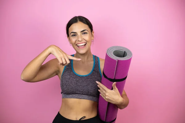 Jonge Mooie Vrouw Dragen Sportkleding Geïsoleerde Roze Achtergrond Houden Van — Stockfoto