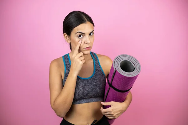 Jonge Mooie Vrouw Dragen Sportkleding Geïsoleerde Roze Achtergrond Wijzend Het — Stockfoto