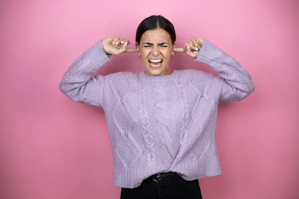 Mulher Bonita Vestindo Uma Camisola Violeta Casual Sobre Fundo Rosa — Fotografia de Stock