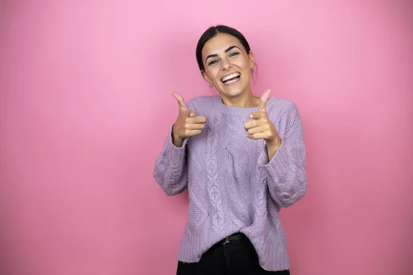 Mulher Bonita Vestindo Uma Camisola Violeta Casual Sobre Fundo Rosa — Fotografia de Stock