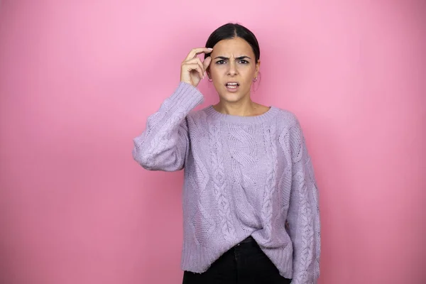 Mulher Bonita Vestindo Uma Camisola Violeta Casual Sobre Fundo Rosa — Fotografia de Stock