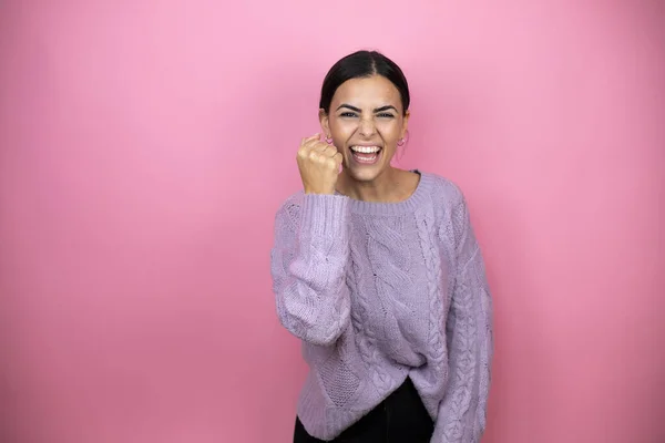 Beautiful Woman Wearing Casual Violet Sweater Pink Background Angry Mad — Stock Photo, Image
