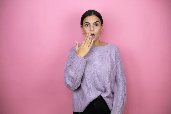 Mulher Bonita Vestindo Uma Camisola Violeta Casual Sobre Fundo Rosa — Fotografia de Stock