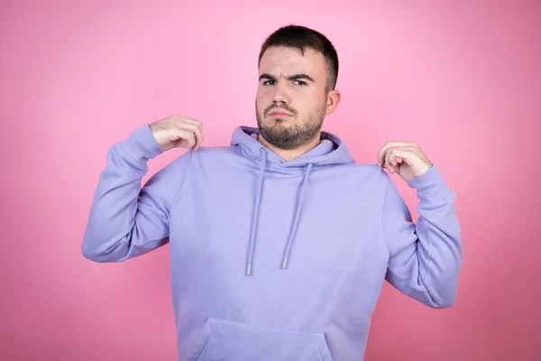 Jonge Knappe Man Draagt Casual Sweatshirt Geïsoleerde Roze Achtergrond Met — Stockfoto