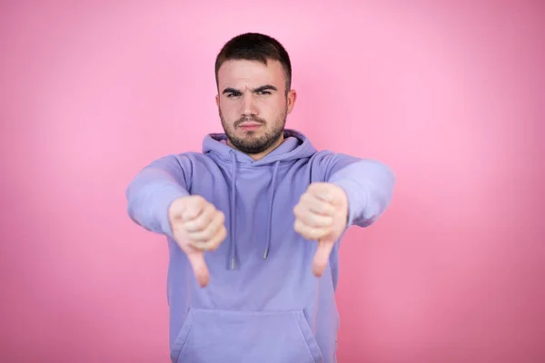 Junger Gutaussehender Mann Trägt Lässiges Sweatshirt Über Isoliertem Rosa Hintergrund — Stockfoto