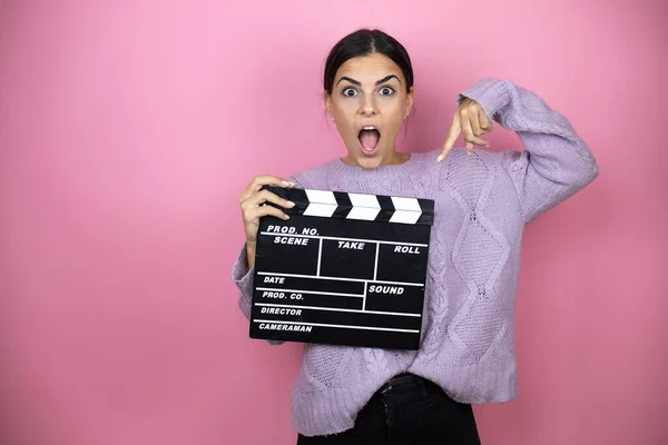 Beautiful Woman Wearing Casual Violet Sweater Pink Background Holding Clapperboard — Stock Photo, Image