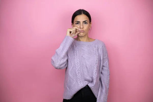 Mulher Bonita Vestindo Uma Camisola Violeta Casual Sobre Boca Fundo — Fotografia de Stock