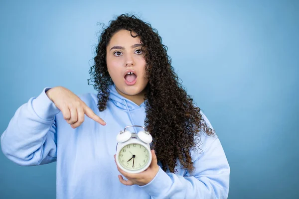 Young Beautiful Woman Wearing Casual Sweatshirt Isolated Blue Background Pointing — Stock Photo, Image