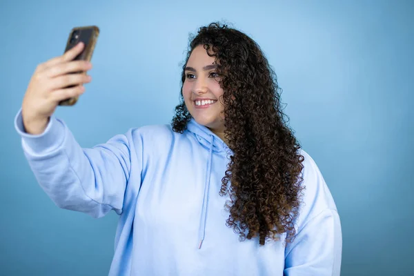 Ung Vacker Kvinna Bär Casual Sweatshirt Över Isolerad Blå Bakgrund — Stockfoto