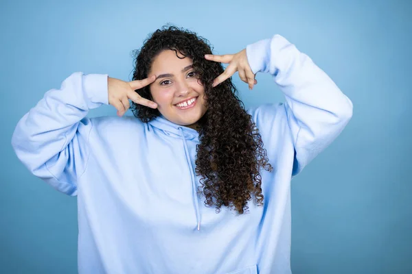 Young Beautiful Woman Wearing Casual Sweatshirt Isolated Blue Background Doing — Stock Photo, Image