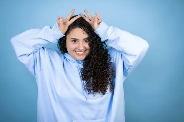 Young Beautiful Woman Wearing Casual Sweatshirt Isolated Blue Background Posing — Stock Photo, Image