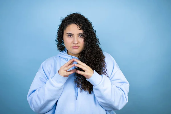 Jonge Mooie Vrouw Draagt Casual Sweatshirt Geïsoleerde Blauwe Achtergrond Met — Stockfoto