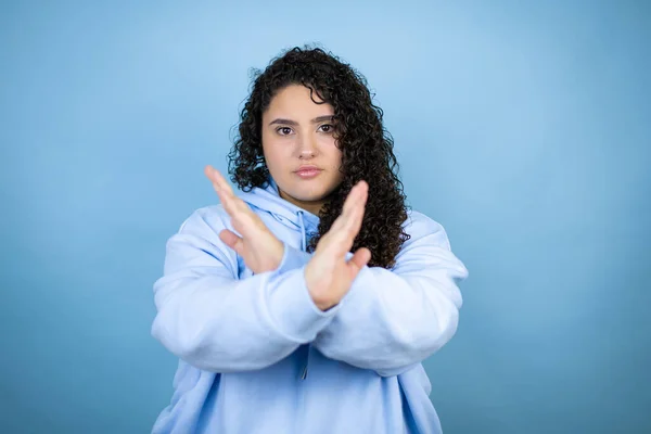 Jonge Mooie Vrouw Dragen Casual Sweatshirt Geïsoleerde Blauwe Achtergrond Afwijzing — Stockfoto