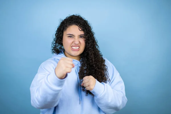 Jovem Mulher Bonita Vestindo Camisola Casual Sobre Fundo Azul Isolado — Fotografia de Stock