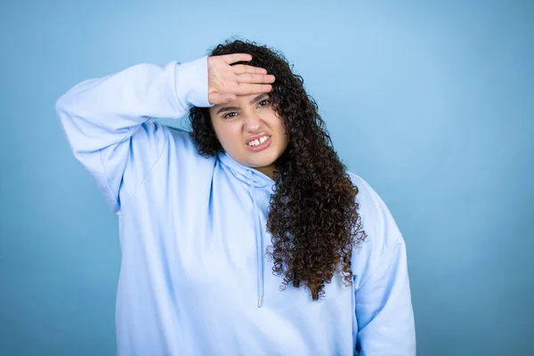 Junge Schöne Frau Lässigem Sweatshirt Vor Isoliertem Blauen Hintergrund Berührende — Stockfoto